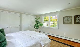 18 Chantilly Dr, Barrington, RI 02806
