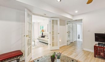 9201 LAUREL OAK Dr, Bethesda, MD 20817