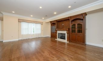 25 White Oak Ln, Aberdeen, NJ 07747