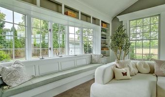 33 Meadowbrook Dr, Barrington, RI 02806