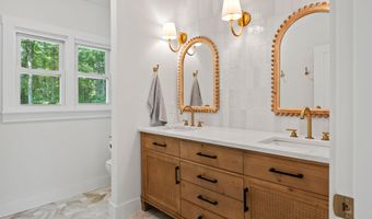 8 Knight St, Falmouth, ME 04105