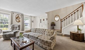 64 Colonial Vlg, Falmouth, ME 04105