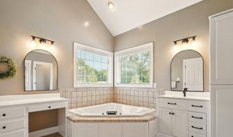 225 Watersedge Dr, Boiling Springs, SC 29316