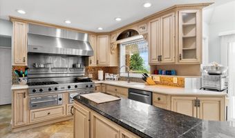 18 Woodland Hills Ct, Alton, IL 62002