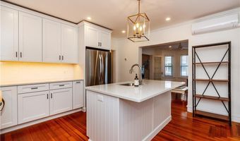 5 Gardiner St, Newport, RI 02840