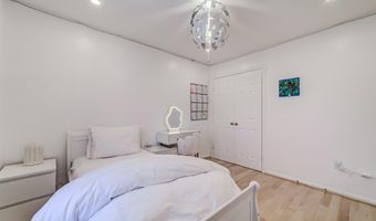 8 CARRIAGE HOUSE Cir, Alexandria, VA 22304