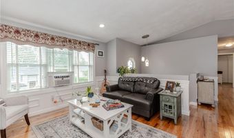 10 Pembroke Dr, Johnston, RI 02919
