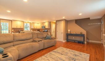 17 Edgewood St, Cromwell, CT 06416