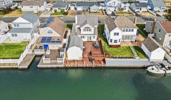 16 Gibbs Rd, Amity Harbor, NY 11701