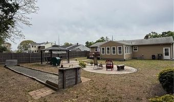124 Zinnia Dr, Cranston, RI 02920