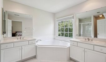 817 OAK KNOLL Ter, Rockville, MD 20850
