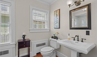 60 Ayrault St, Newport, RI 02840