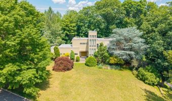 4 High Mountain Trl, Bayonne, NJ 07035