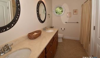 5 Biltmore Ct, Avon, CT 06001