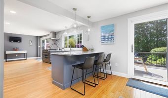5 Maloney Ln, Middletown, RI 02842