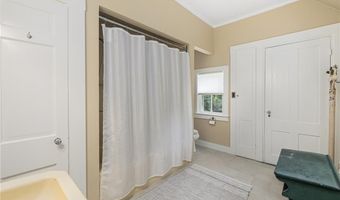 10 Casey Ct, Newport, RI 02840