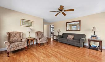 25 Meadow Ln, Amityville, NY 11701