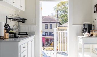 201 W 33rd St, Savannah, GA 31401