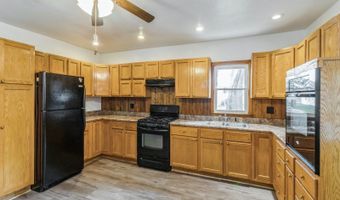 305 6th St, Adair, IA 50002