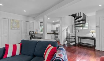 2 Lasalle Pl, Newport, RI 02840