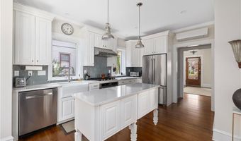 26 Narragansett Ave, Newport, RI 02840