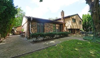 3229 N Volz Dr E, Arlington Heights, IL 60004