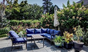 27 Cranston Ave, Newport, RI 02840