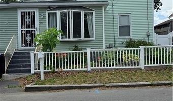 18 Glen St, East Providence, RI 02915
