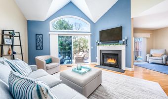 8 Hollyhock Knoll Ct 8, Bourne, MA 02532