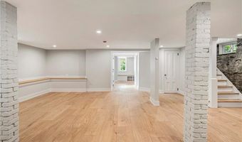 28 Mount Vernon St, Newport, RI 02840