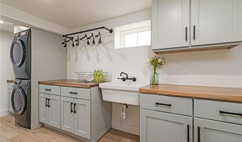 8 Kerins Ter, Newport, RI 02840