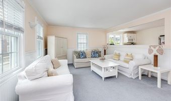 40 Holland St, Newport, RI 02840
