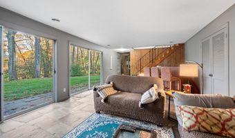 96 Oak Hill Dr, Bristol, CT 06010