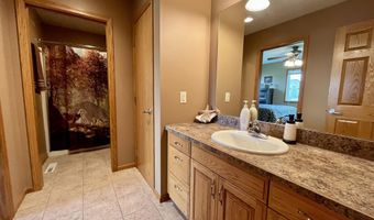 1726 Arthurs Ct, Aberdeen, SD 57401