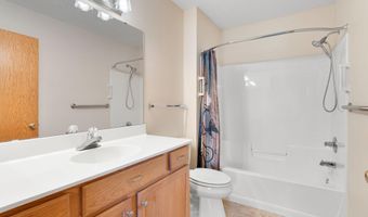 2100 Burr Oak Dr Ln B, Austin, MN 55912