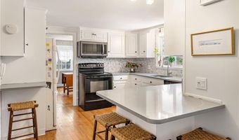 32 Tanglewood Trl, Narragansett, RI 02882