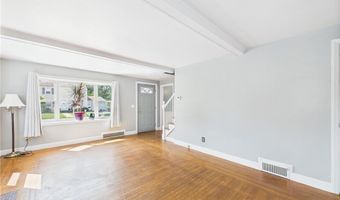 85 Pilgrim Dr, Warwick, RI 02888