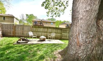 1013 NW Berkshire Dr, Blue Springs, MO 64015