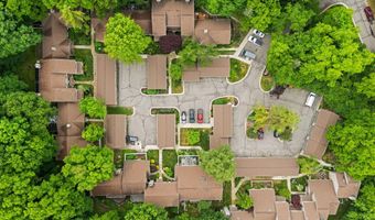 2202 Pine Grove Ct, Ann Arbor, MI 48103