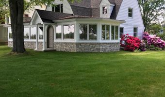 206 Edgewater Dr, Algonac, MI 48001
