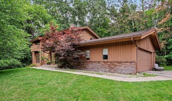 540 Roundtree Dr NE, Ada, MI 49301