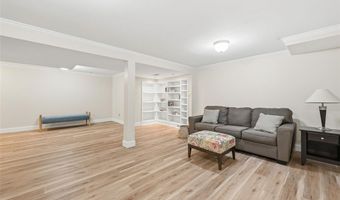 180 Spring Oaks Dr, Ballwin, MO 63011