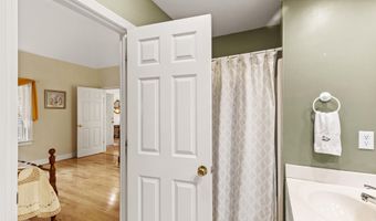 13 Laurel Hill Ct 13, Bourne, MA 02532