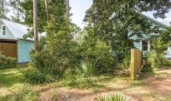 109 Bay Colony Way, Apalachicola, FL 32320