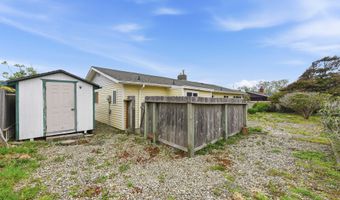 835 12TH St, Bandon, OR 97411