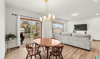 1001 S Moonlight Cir, Brandon, SD 57005