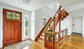 4 Buckingham St, Barrington, RI 02806