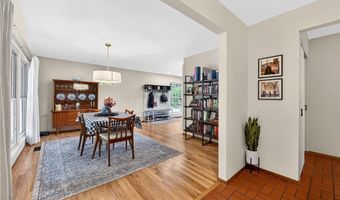 404 Oakmont Cir, Ballwin, MO 63011