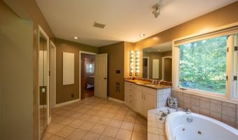 2246 Country Clb, Appomattox, VA 24522