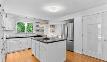 6 North Ln, Barrington, RI 02806